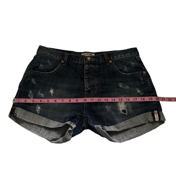 One Teaspoon | Chargers Dark Wash Distressed Cuffed Denim Shorts Size 27 - Picture 12 of 14